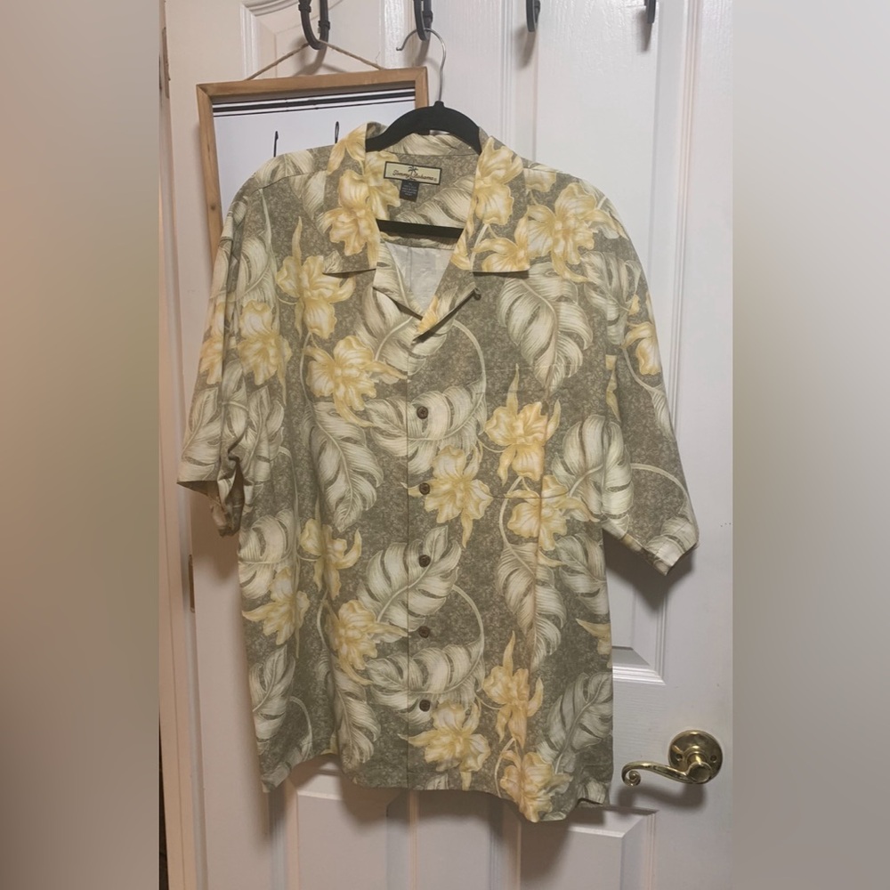Tommy Bahama 100% silk Hawaiian shirt size XLrg EUC
